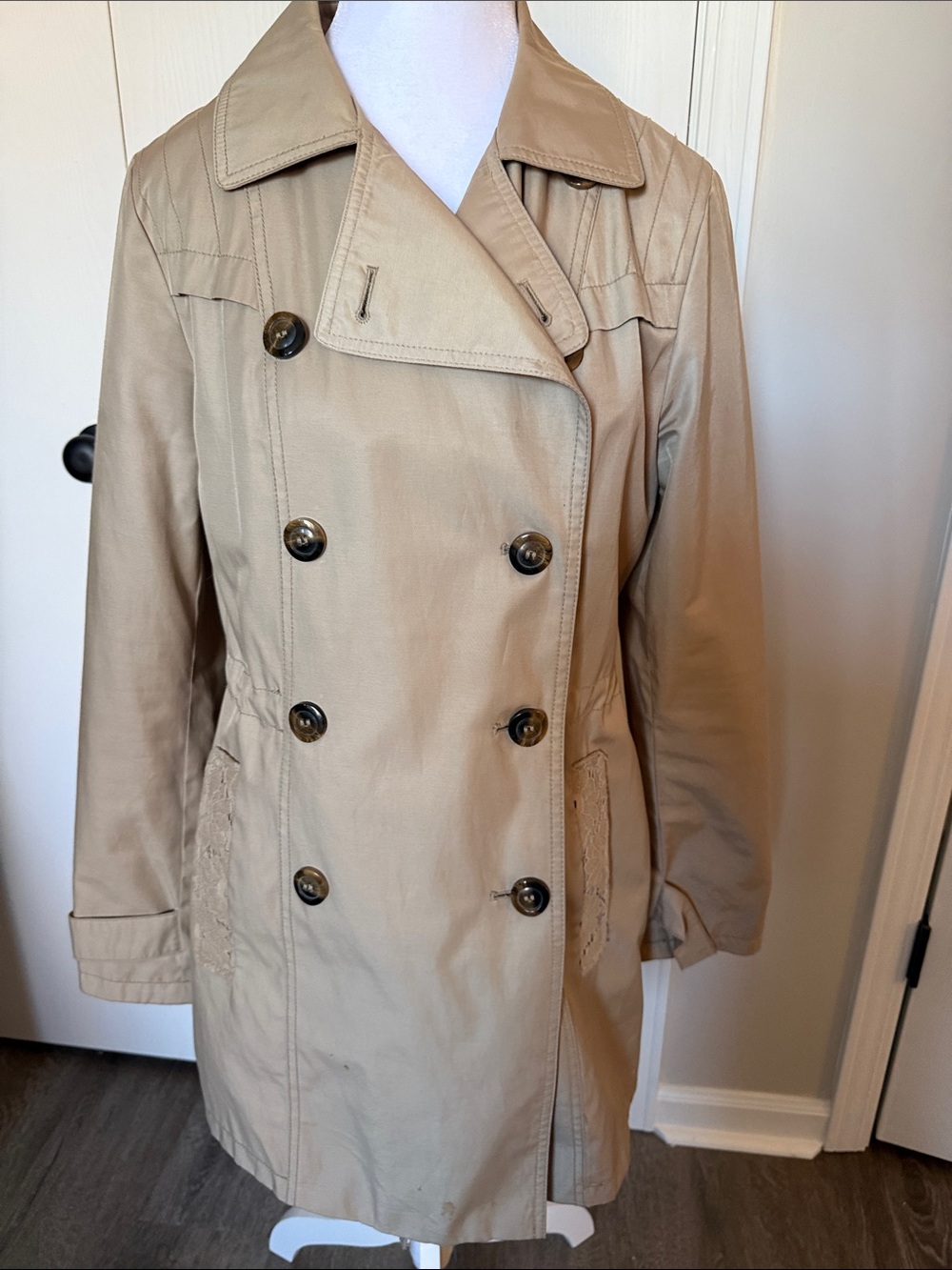 Classic Beige Double-Breasted Trench Coat sz M w/detailing on cuffs and back